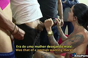 我的朋友们用大鸡巴轮奸我的继母！