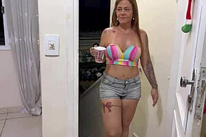 Latina bodybuilder asks neighbor for sugar, eyes muscular guy