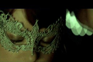 Synthetic images and voices in erotic O come�o
