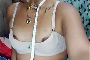 Mujer masturbándose hasta chorrearse