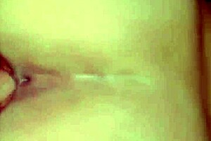 那个大屁股婊子用屁股让我大鸡巴射精