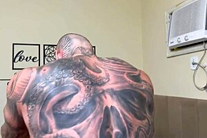 Latina bodybuilder asks neighbor for sugar, eyes muscular guy