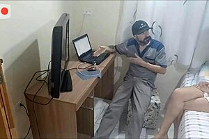 novinha sozinha em casa recebe o manutencista tarado c�mera escondida