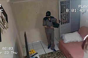 novinha sozinha em casa recebe o manutencista tarado c�mera escondida