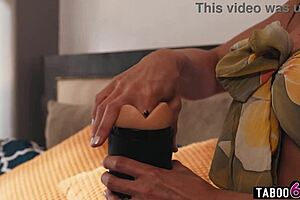 la guarra de mi vecina me chupa la polla y me suplica que le de mi leche en su cara