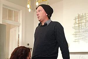 Подлый извращенец ловит ББВ, сосущую член