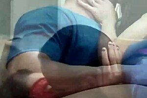 i'm novinha giving kisses to the sarado in this homemade athletic couple scene