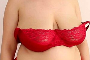 big 80g bra try on reveals natural curves