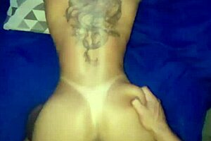 gemendo alto transando de salto nas escadas