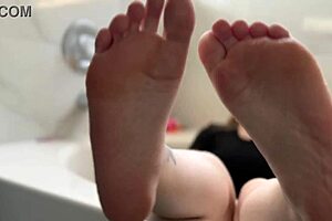 我痴迷这个金发宝贝油脚展示