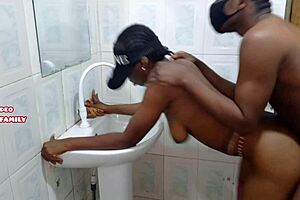 Hot ebony babe banker stram sort fisse i hjemmelavet klip