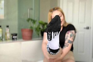 i'm obsessed with this blonde babe's oiled feet display