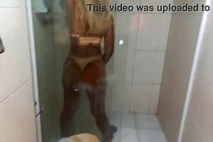 Gozando No Chuveiro Na Frente Do Marido