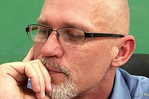 נערה רזה 18+ 18+ מטריפה את המורה הזקן המכוער לחגוג בסגנון דוגיסטייל