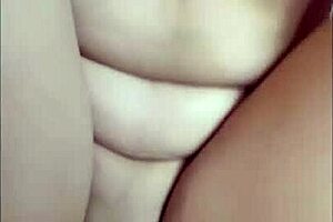 Hermosa mujer pasionada sexo ardiente en el campo
