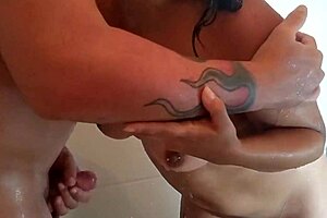 Babe agreed to sex in the bath without a condom for the first time