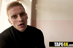 故事里，变态学生给性感成熟俄罗斯导师戴项圈，她爱硬核性爱