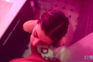 Steamy Italian shower scene turns into vigorous threesome