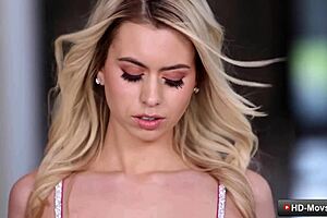 Sexy horká blondýnka 18+ v růžovém prádle dostává olíznutou holou piču