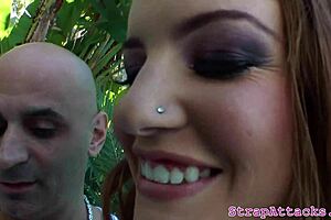 Strapon punca daje strogo kazen svojemu ljubimcu v seksu