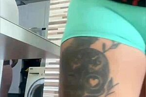 Japonská kráska s obrovskou pičou ukazuje svoje obrovské krivky