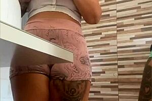 Japanese beauty with huge pussy shows off her giant curves