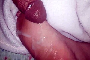 Watch this hot cumshot landing on those oiled feet!
