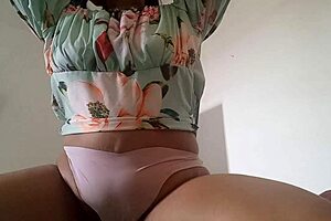 ven tocame papi explorame todo mi cuerpo y masajea este coño jugoso?