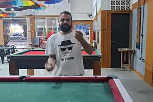 Ela não sabia sinuca, mas levou vara na caçapa do banheiro!