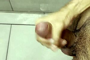 masturbándome en el baño del gym durante el workout con bodybuilder