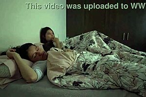 Lesbijki przytulają się i obmacują dupy w łóżku!