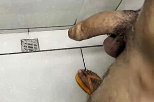 masturbándome en el baño del gym durante el workout con bodybuilder