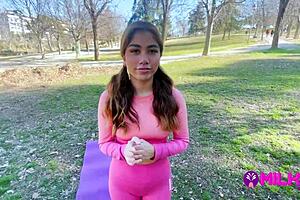 Fan Gordito Logra Follar Y Llenar El Coño De Leche A Una Actriz Peruana Que Encontró Haciendo Ejercicios En El Parque.