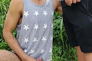 Dus ze zuigen de gespierde boer af midden op het veld terwijl een maat filmt