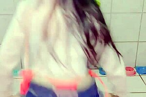 Petite teen egirl twerks her big ass sexily