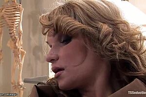 Shemale doktoru bağlayıp yoğun analda kontrolü ele alıyor