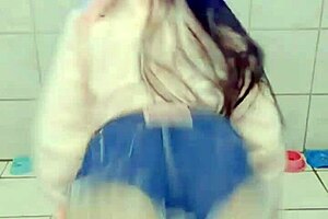 Petite teen egirl twerks her big ass sexily