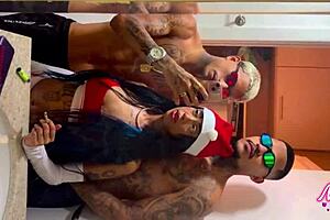 Funkeira calls young guy to her ape and they fuck on the balcony 😏