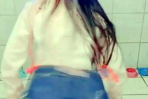 Petite teen egirl twerks her big ass sexily