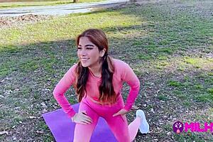 Fan Gordito Logra Follar Y Llenar El Coño De Leche A Una Actriz Peruana Que Encontró Haciendo Ejercicios En El Parque.