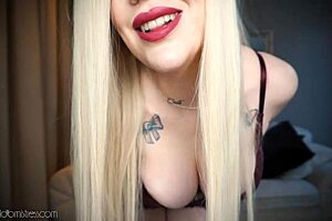 Hot teens lick pussy in desert squirting scissoring