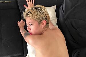 hermanastra ordeña mi polla grande mientras hablo por teléfono