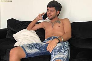 hermanastra ordeña mi polla grande mientras hablo por teléfono