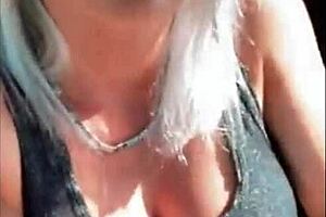 Vau, ta čudovita blondinka se je prstala v avtu, tako vroče!!