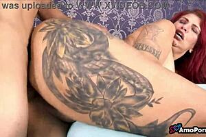 Coroa peituda takes big cock in anal with Brazilian flair. Novinho pounds her hard!