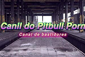 在这个业余故事中，Geral用拳交、深喉、肛交和大鸡巴行为欺骗她的男友。