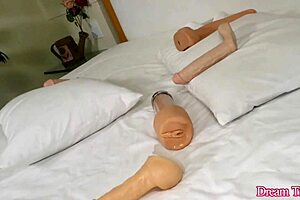 בלה אטריקס מזיינת את התחת עם דילדו תוך כדי אוננות