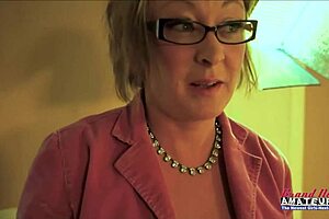 Geile blonde MILF Primrose lutscht und schluckt Sperma 😜