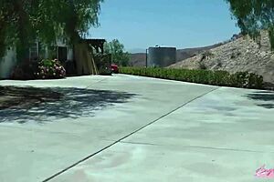 angela sommers tribbing with bigtits babe outdoors in sexy costumes 😏