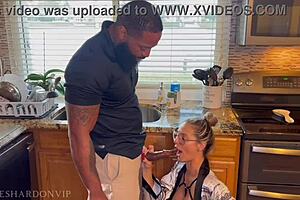 Atléta mostohaanya csábítja a vízvezetékészt nagy fekete farka masszázsával.